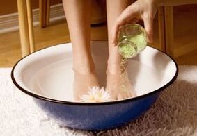 Sergantiems kojų nagų grybeliu naudinga maudytis voniose su actu ir druska. 